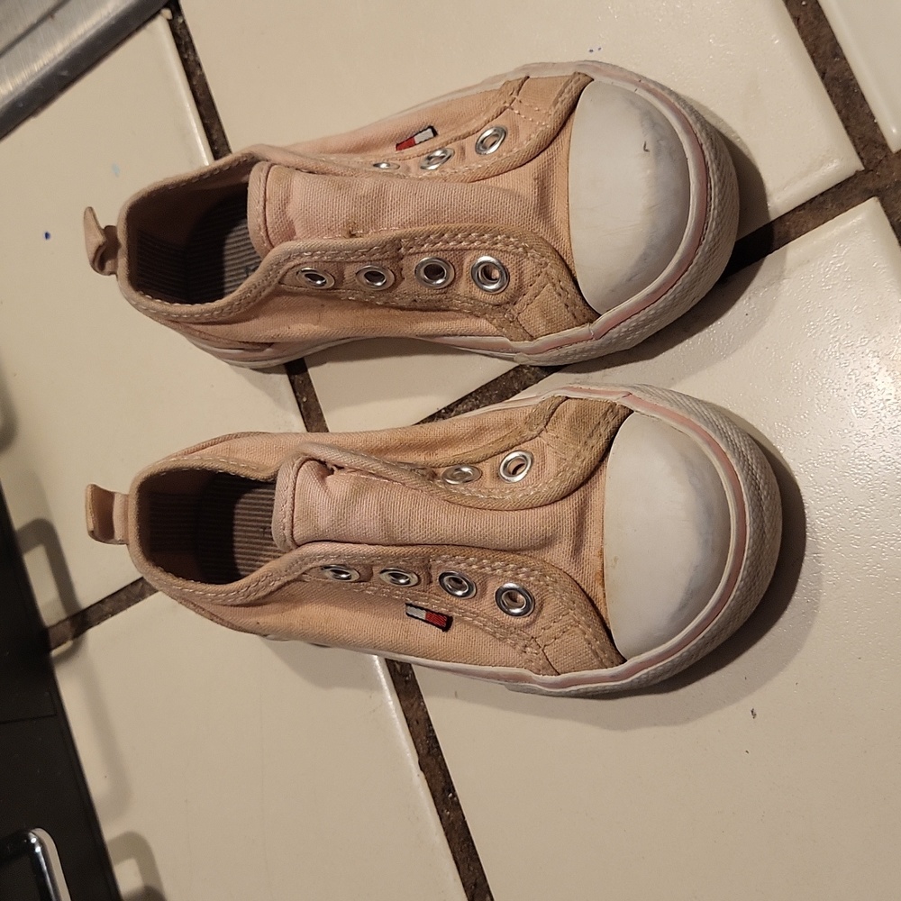 Size 7 Tommy hilfiger kids shoes